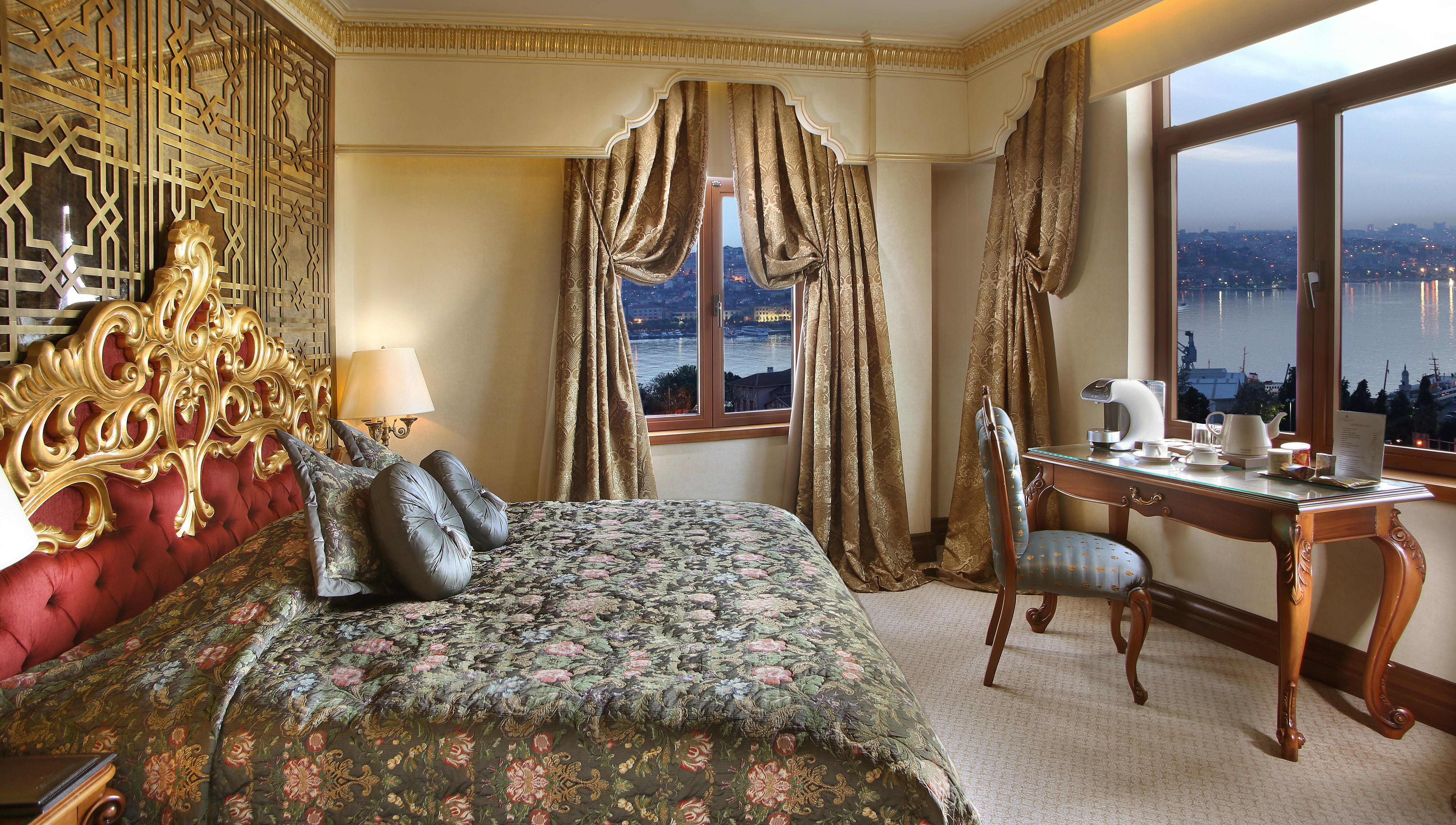 איסטמבול Daru Sultan Hotels Galata מראה חיצוני תמונה A bedroom at the Four Seasons Hotel Istanbul