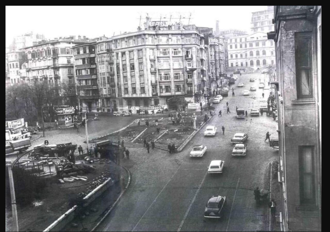 איסטמבול Daru Sultan Hotels Galata מראה חיצוני תמונה The square in 1980